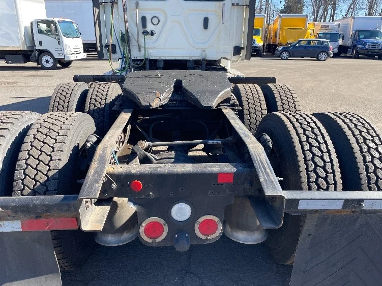 2018 Freightliner Cascadia - image 6