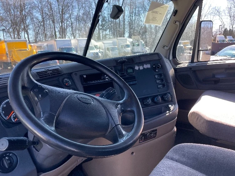 2018 Freightliner Cascadia - image 10