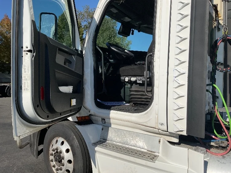 2021 Freightliner Cascadia - image 9