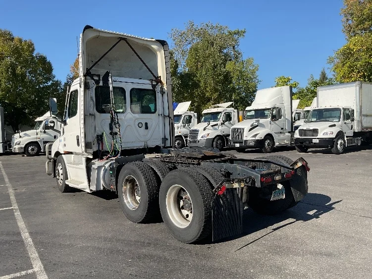 2021 Freightliner Cascadia - image 5