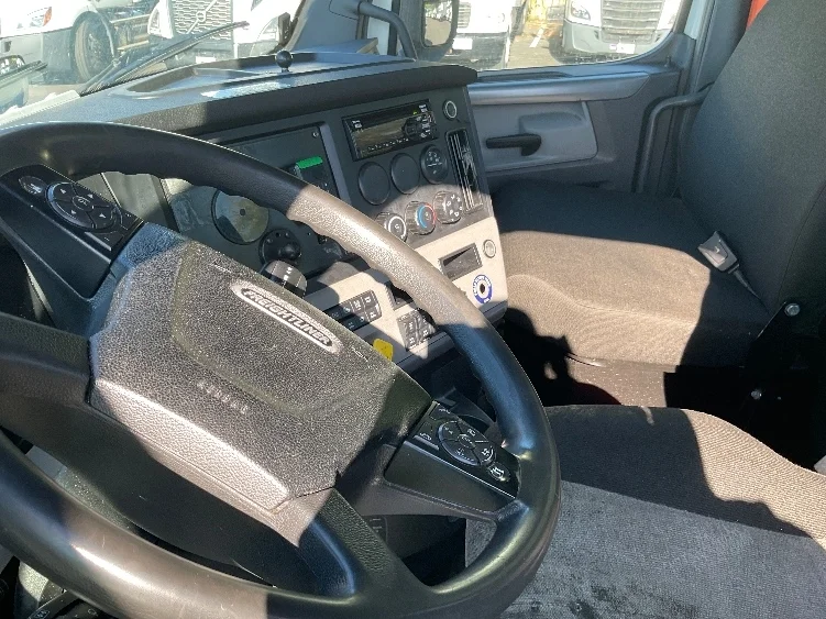 2021 Freightliner Cascadia - image 10