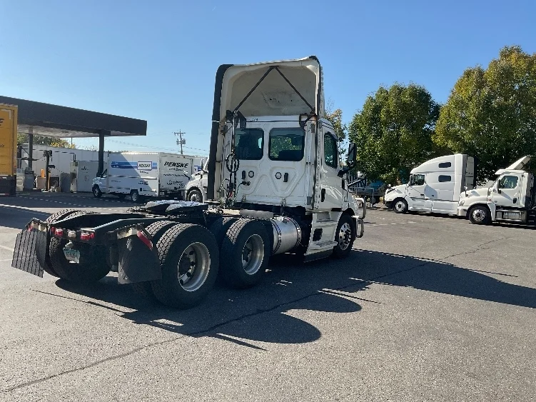 2021 Freightliner Cascadia - image 7