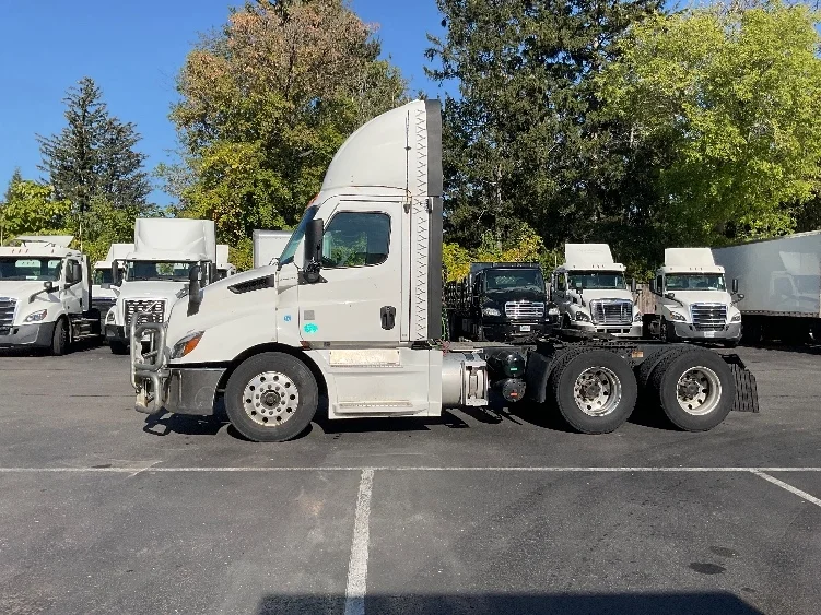 2021 Freightliner Cascadia - image 4