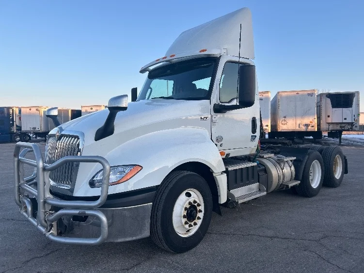 2020 International LT - image 3