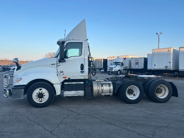 2020 International LT - image 4