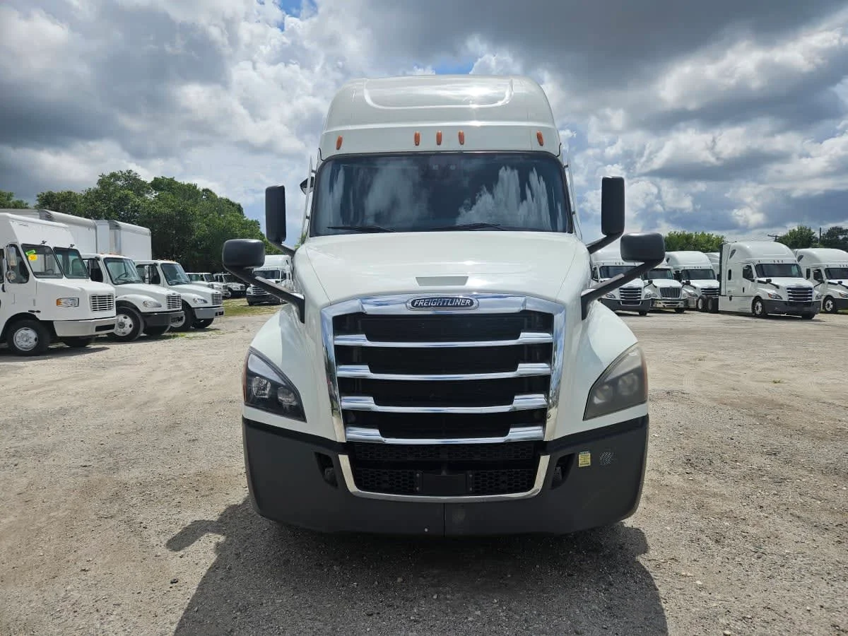 2022 Freightliner Cascadia in Orlando, FL — photo 2