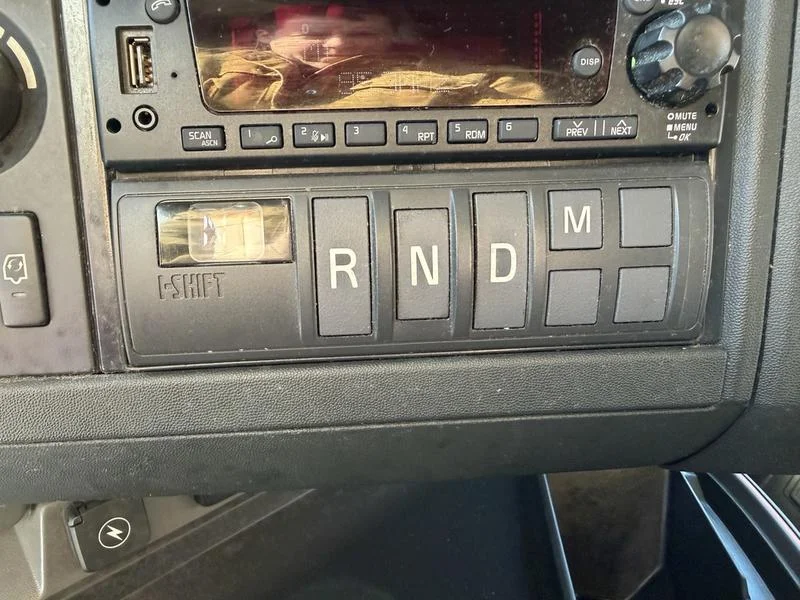 2022 Volvo VNL 760 - image 12