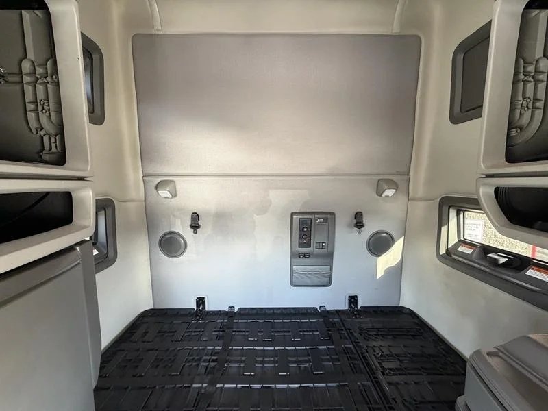 2022 Volvo VNL 760 - image 17