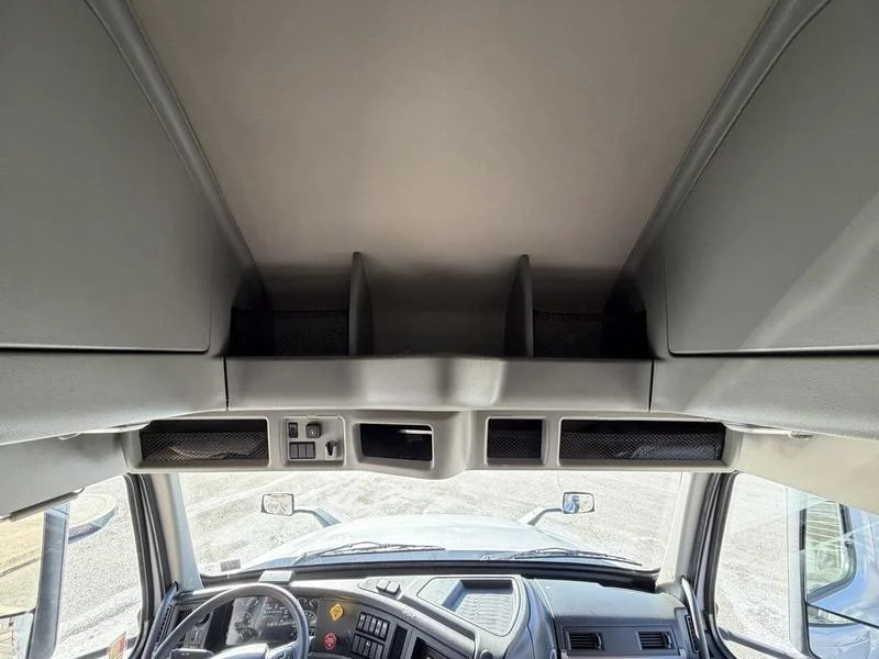 2022 Volvo VNL 760 - image 22