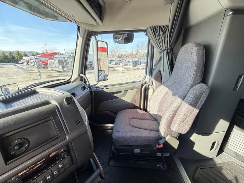 2022 Volvo VNL 760 - image 14