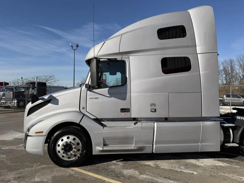 2022 Volvo VNL 760 - image 9