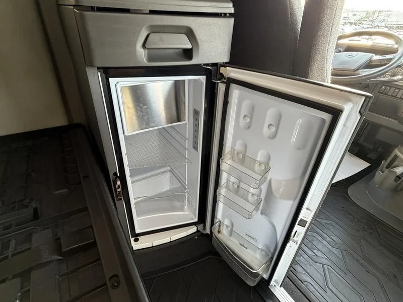 2022 Volvo VNL 760 - image 19