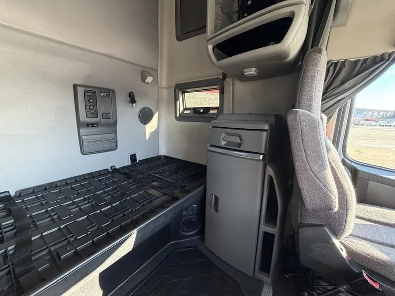 2022 Volvo VNL 760 - image 18