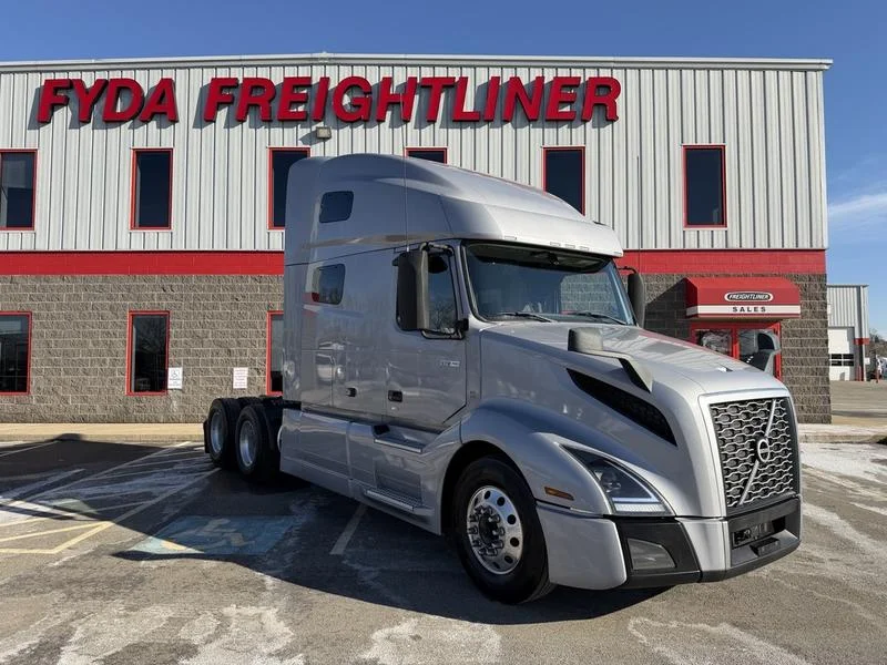 2022 Volvo VNL 760 - image 3
