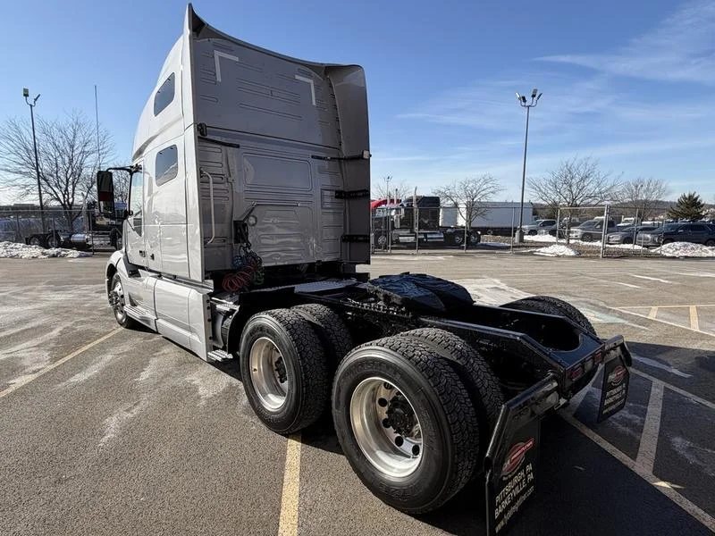 2022 Volvo VNL 760 - image 7