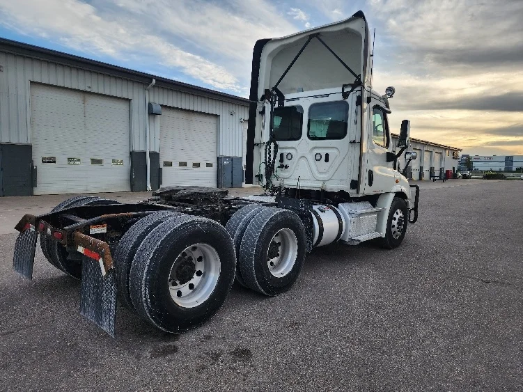2018 Freightliner Cascadia - image 7