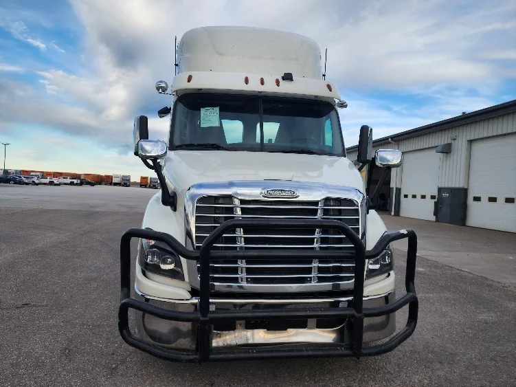 2018 Freightliner Cascadia - image 2