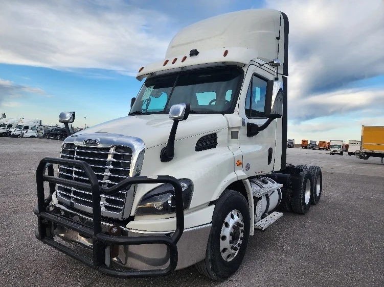 2018 Freightliner Cascadia - image 3