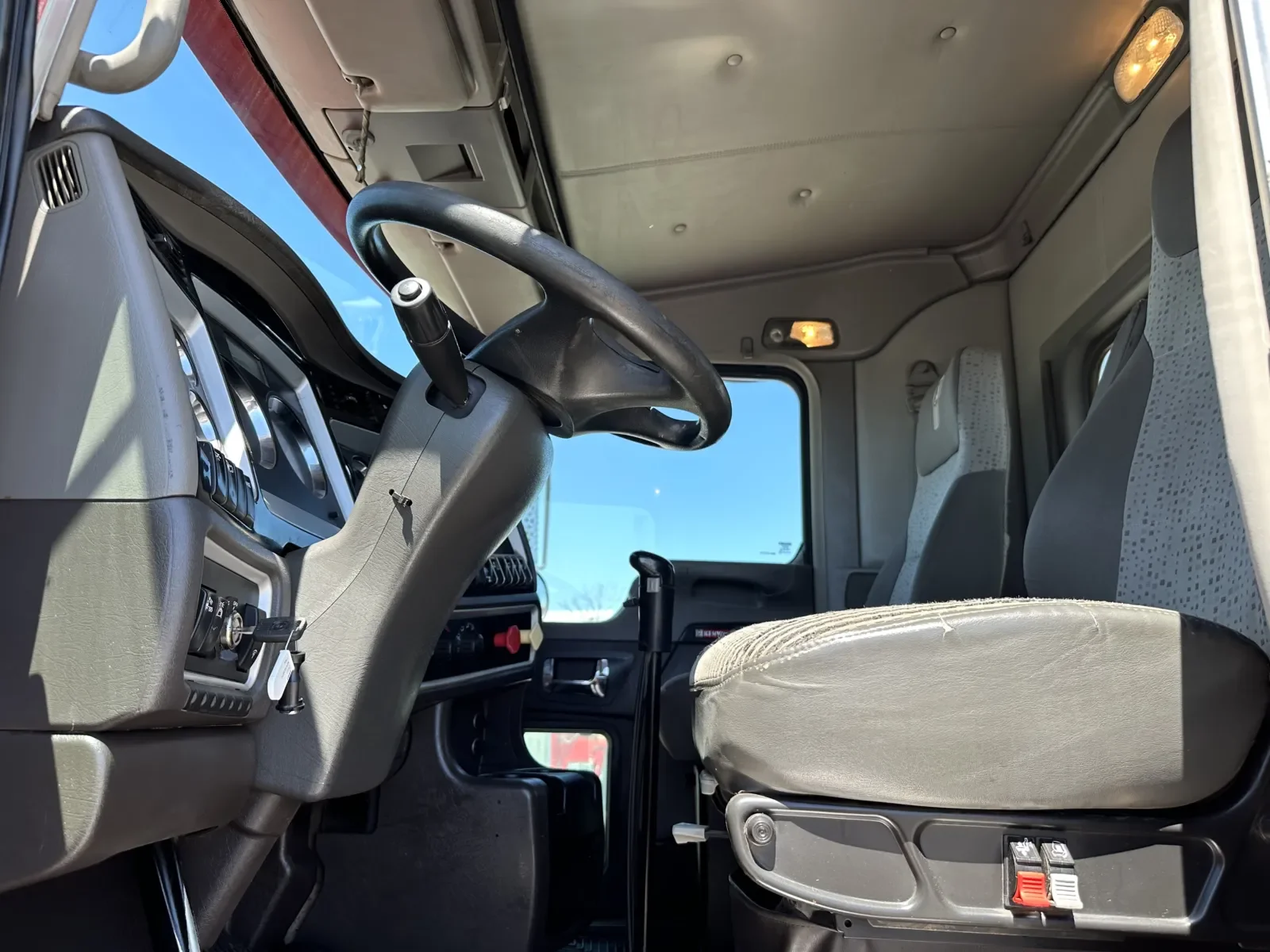 2012 Kenworth T800 - image 14