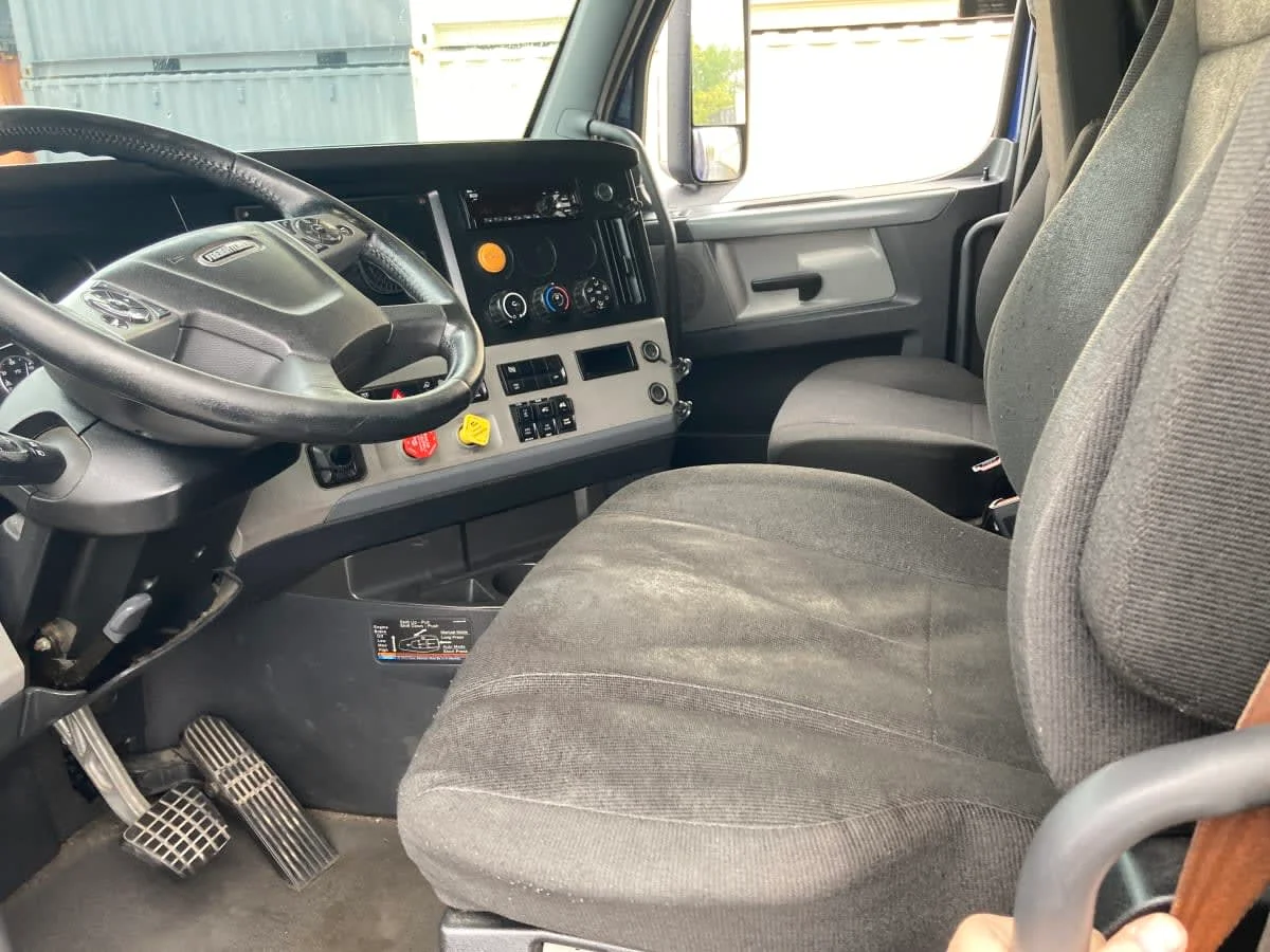 2020 Freightliner Cascadia in Springfield, MA — photo 10