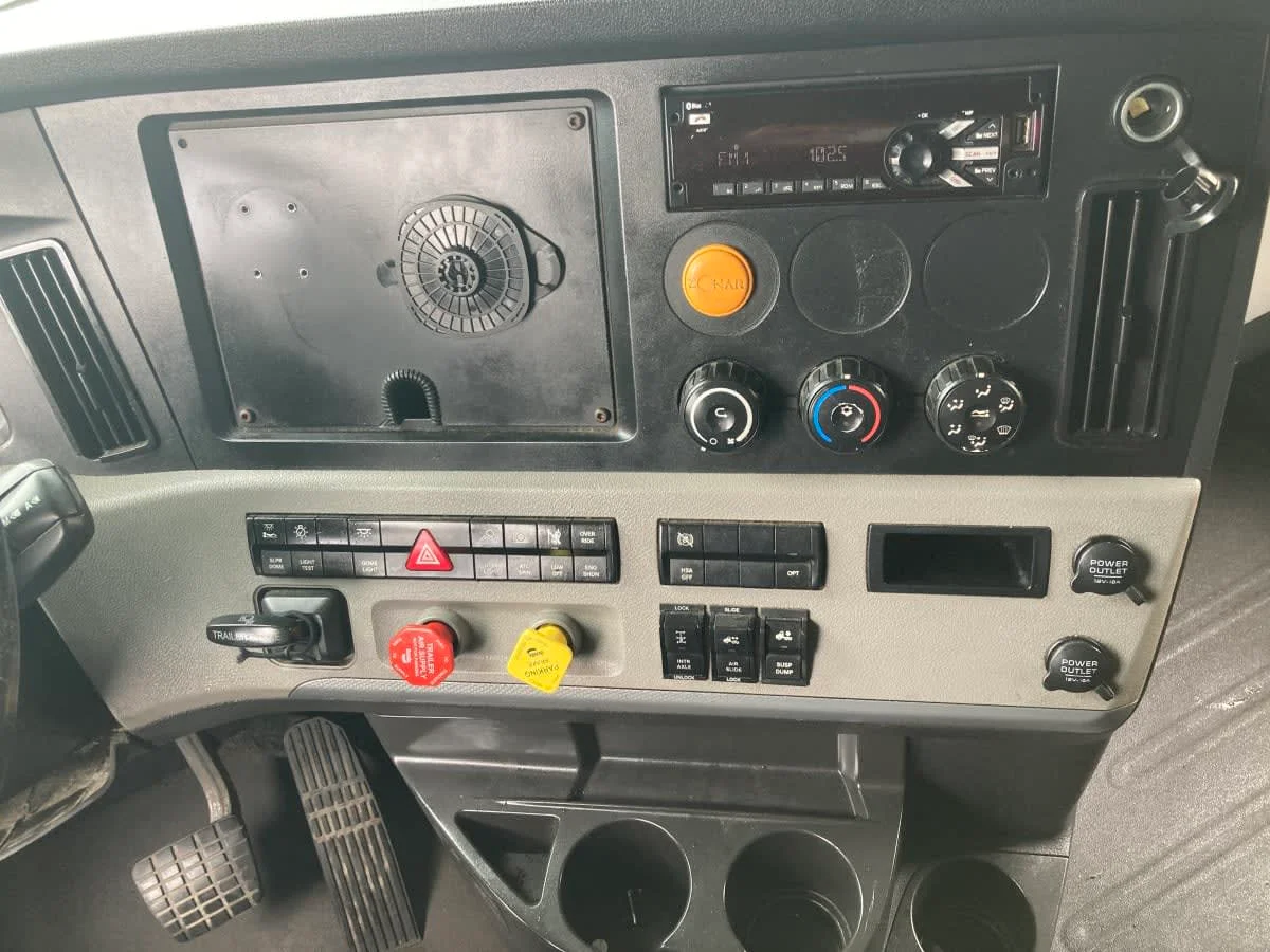 2020 Freightliner Cascadia in Springfield, MA — photo 14