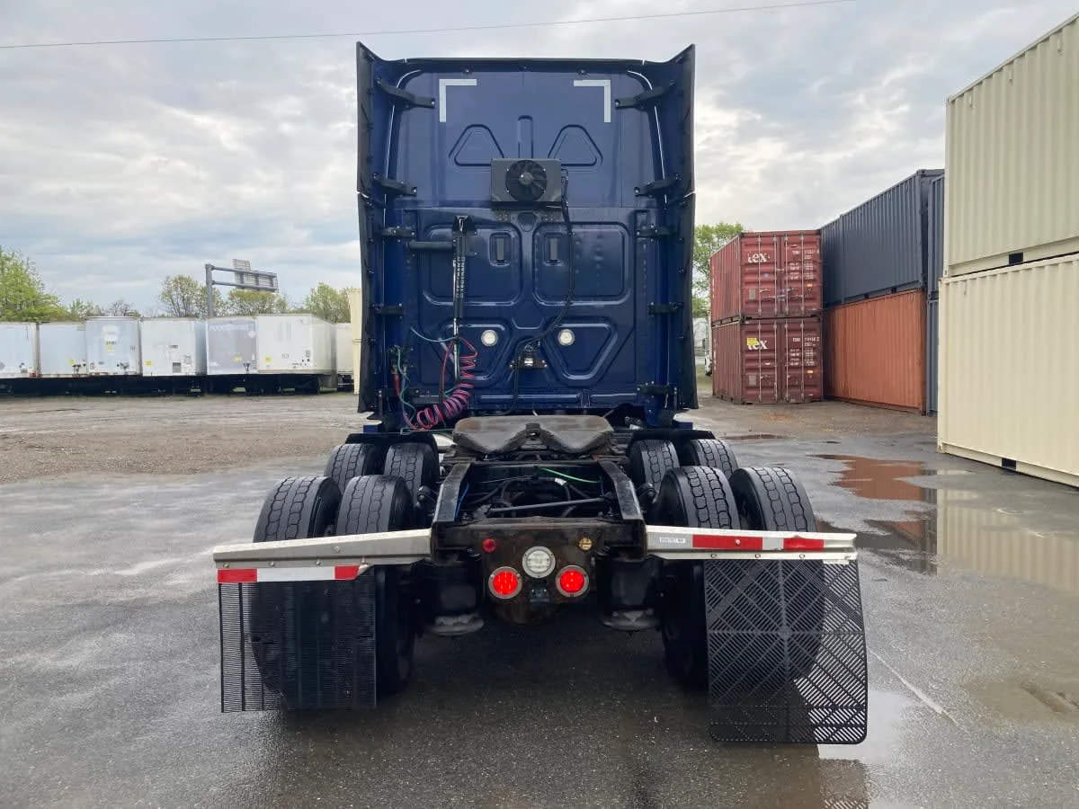 2020 Freightliner Cascadia in Springfield, MA — photo 5