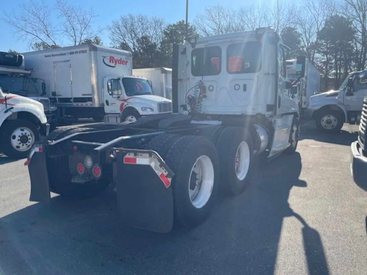 2018 Freightliner Cascadia - image 4