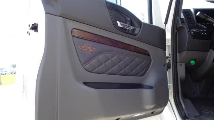 2027 International LT — photo 11