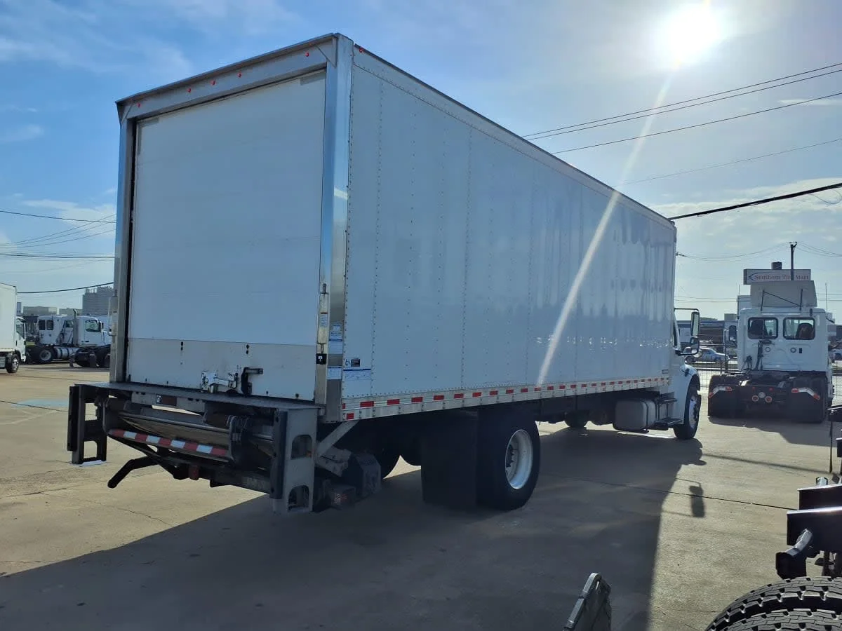 2022 Freightliner M2 106 in Dallas, TX — photo 4
