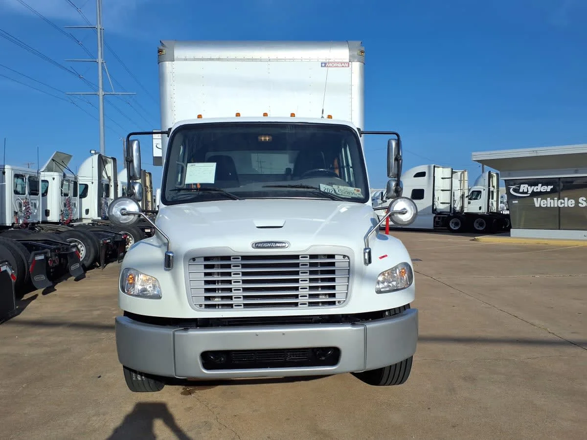 2022 Freightliner M2 106 in Dallas, TX — photo 2