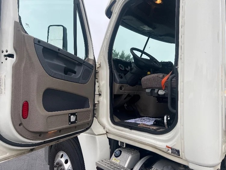 2018 Freightliner Cascadia - image 9
