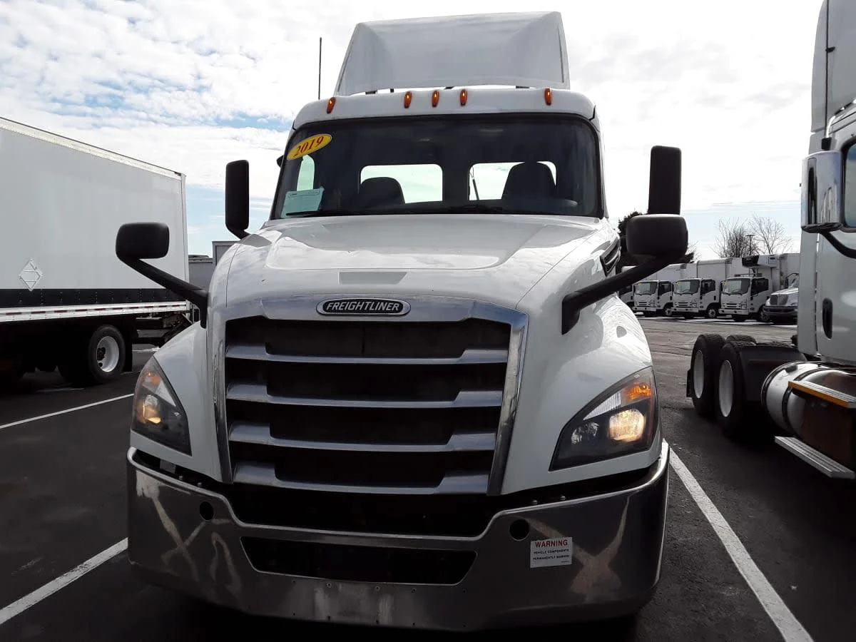 2019 Freightliner Cascadia in Altoona, IA — photo 2
