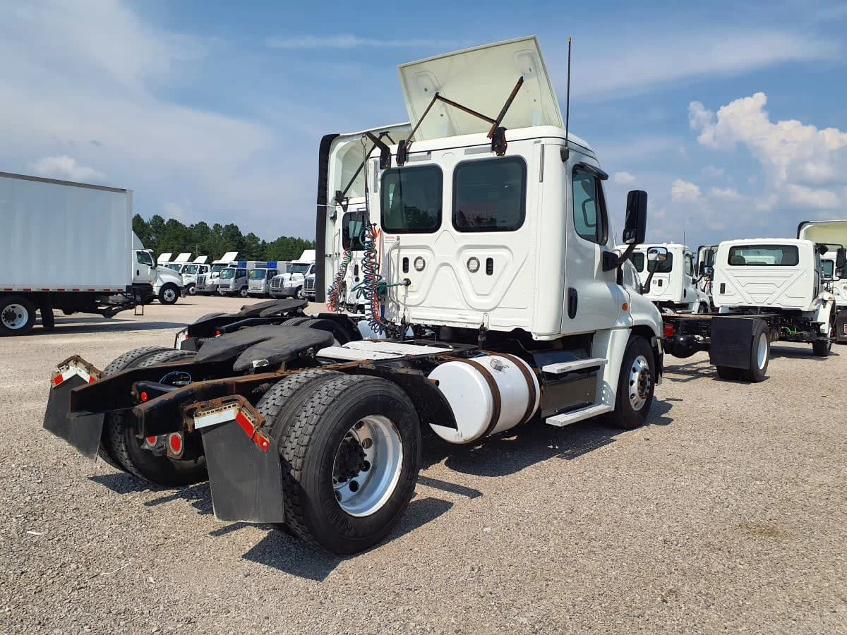 2018 Freightliner Cascadia - image 4