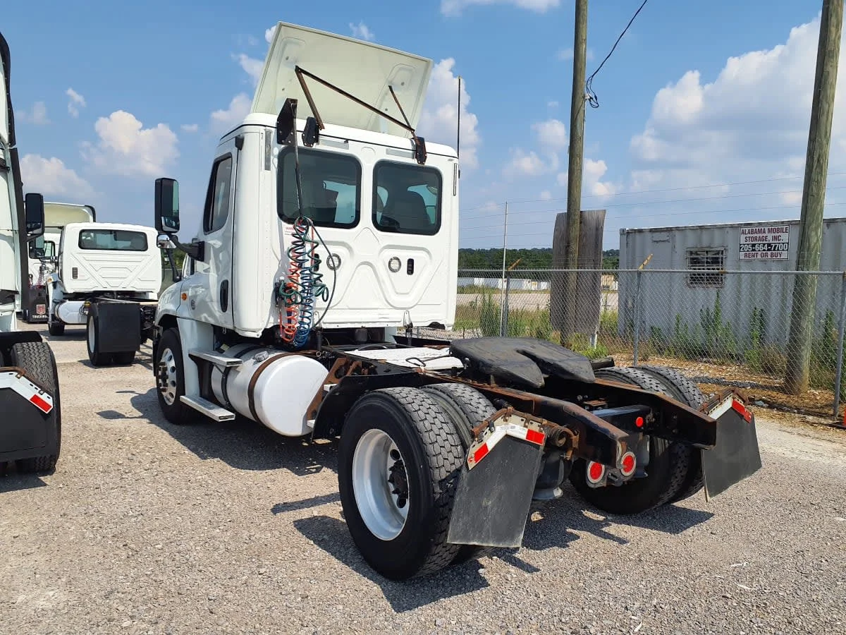 2018 Freightliner Cascadia - image 6