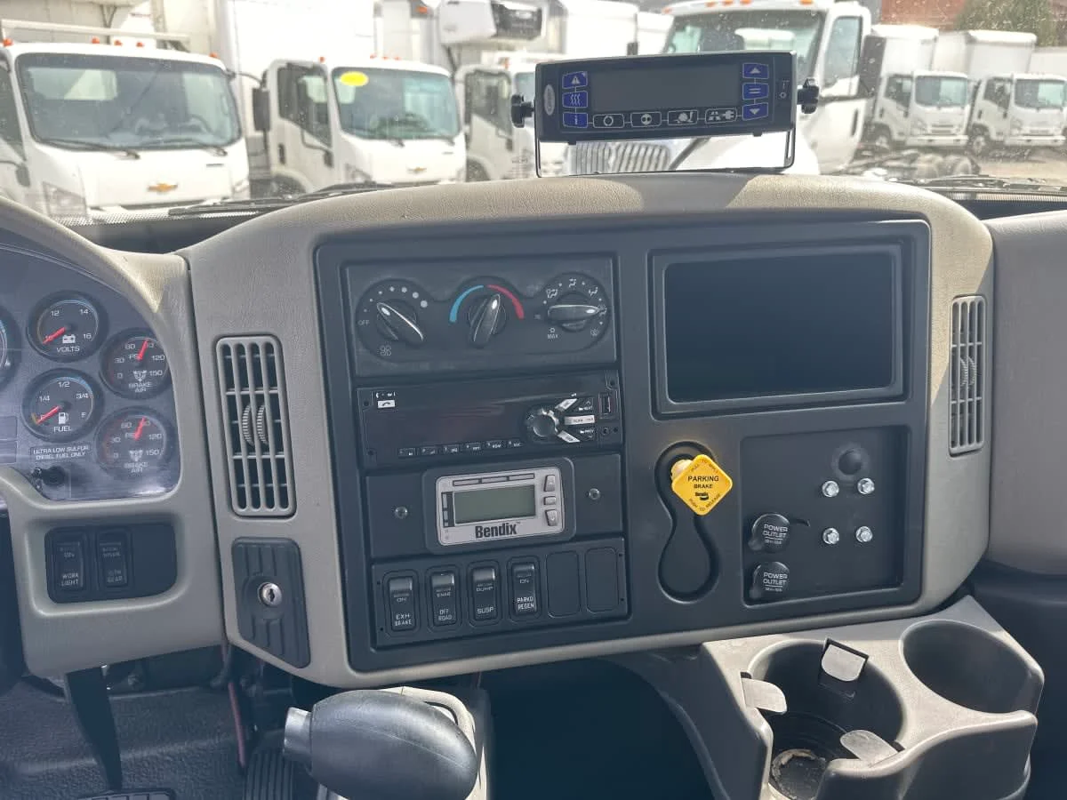 2018 International 4300 - image 11