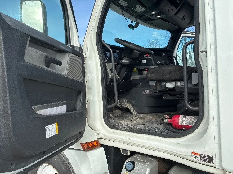 2020 Freightliner Cascadia - image 9