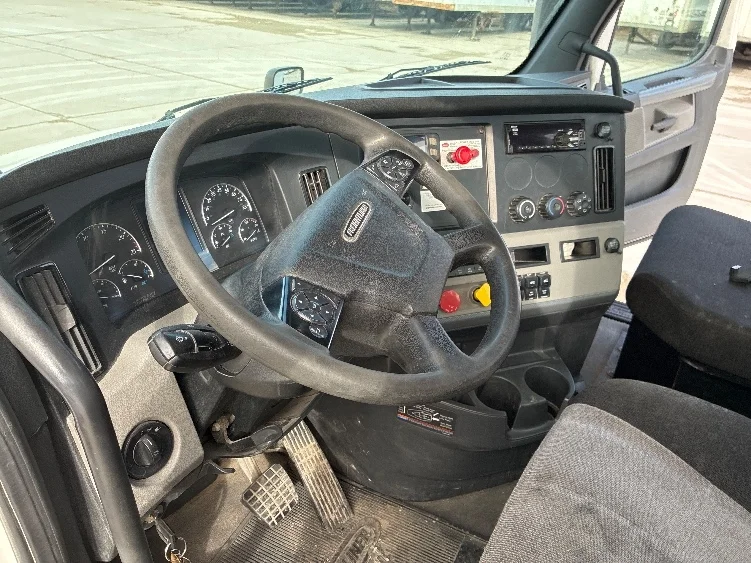 2020 Freightliner Cascadia - image 10