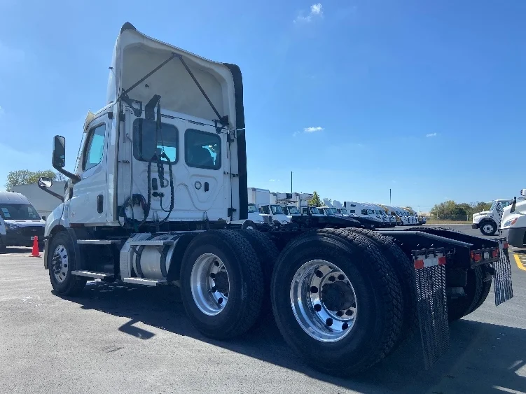 2021 Freightliner Cascadia in San Antonio, TX — photo 5
