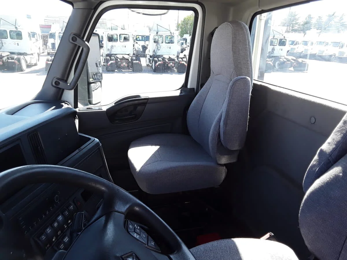 2021 International LT - image 7