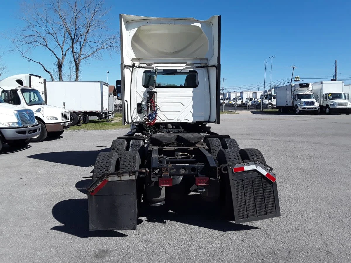 2021 International LT - image 5