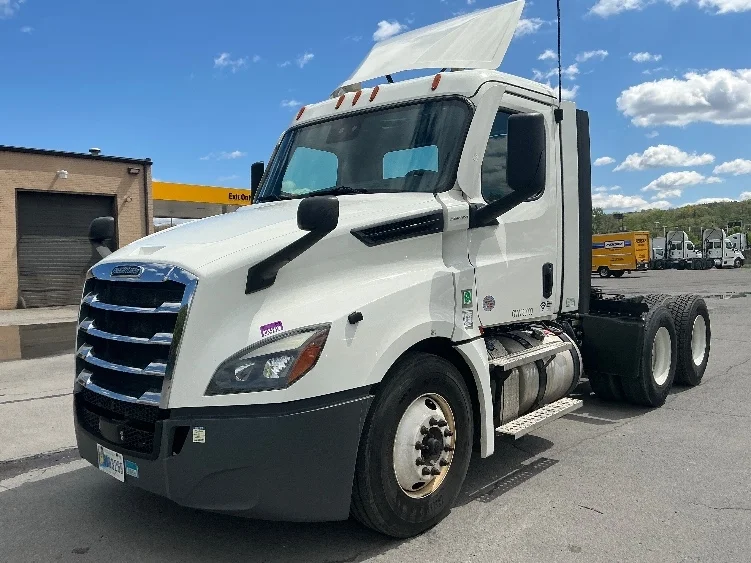 2021 Freightliner Cascadia in Wilkes Barre, PA — photo 3