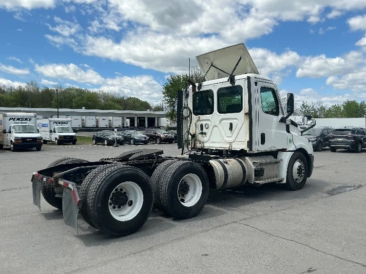 2021 Freightliner Cascadia in Wilkes Barre, PA — photo 7