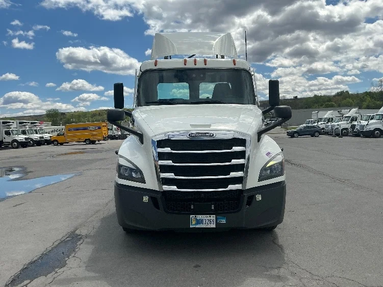 2021 Freightliner Cascadia in Wilkes Barre, PA — photo 2