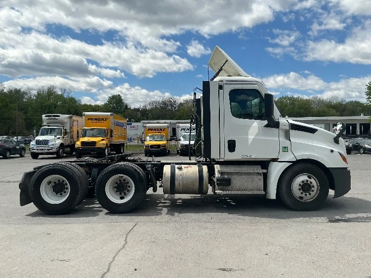 2021 Freightliner Cascadia in Wilkes Barre, PA — photo 8