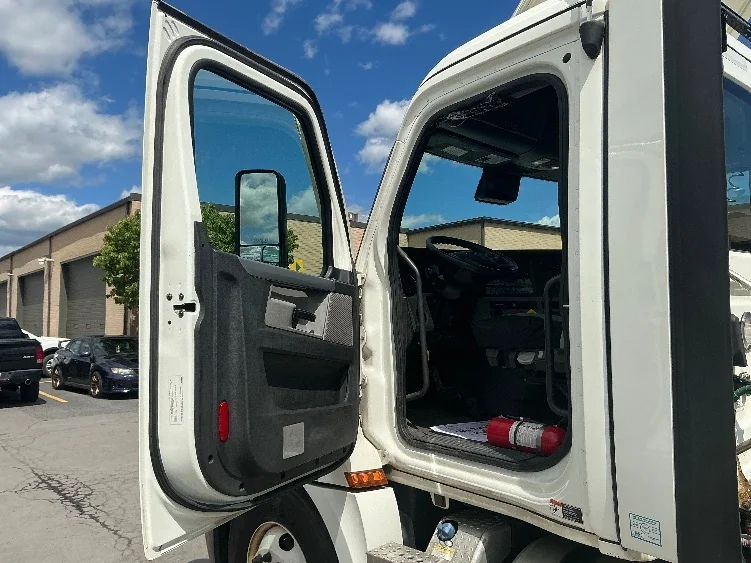 2021 Freightliner Cascadia in Wilkes Barre, PA — photo 9