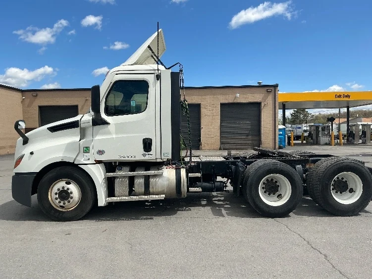 2021 Freightliner Cascadia in Wilkes Barre, PA — photo 4