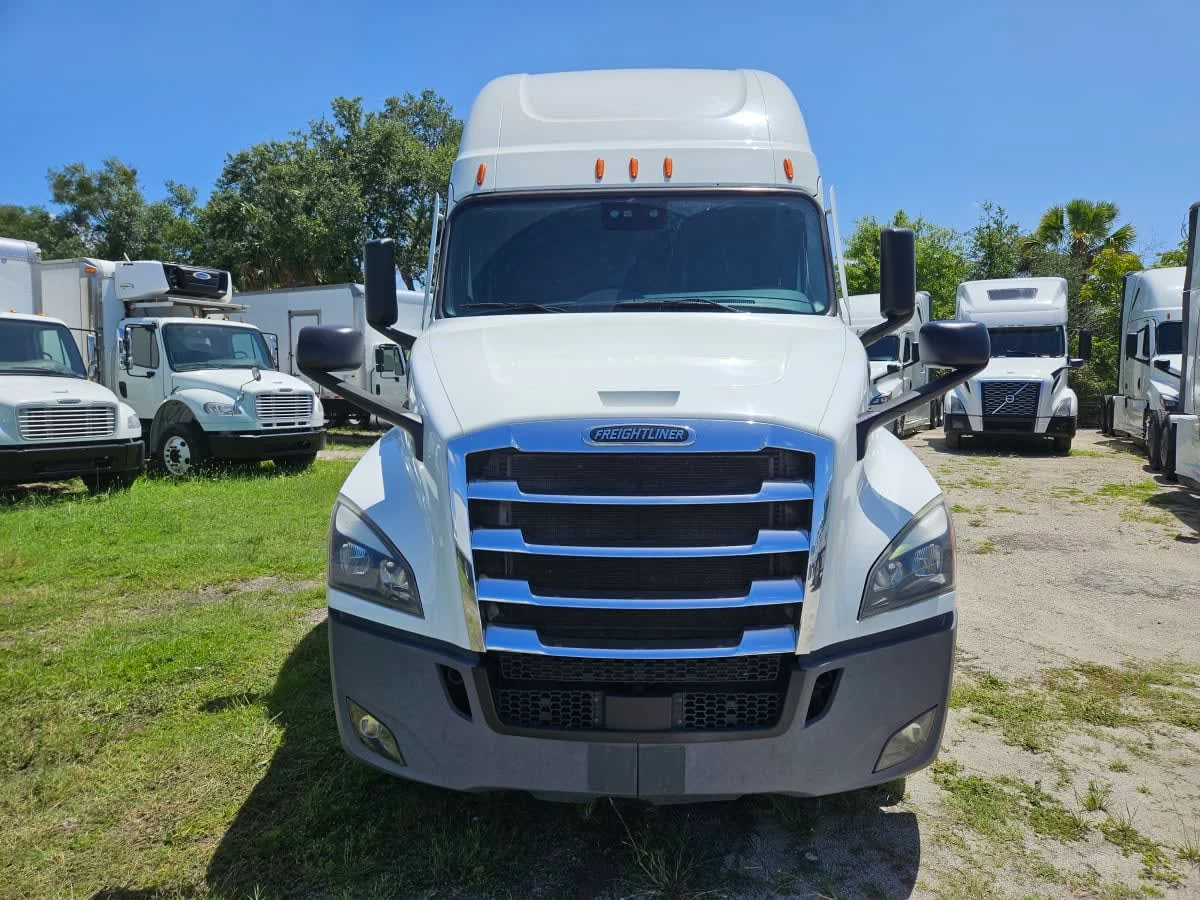 2022 Freightliner Cascadia in Orlando, FL — photo 2