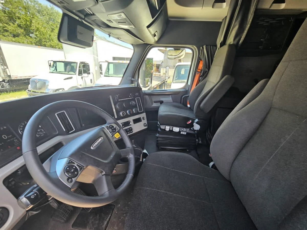 2022 Freightliner Cascadia in Orlando, FL — photo 7