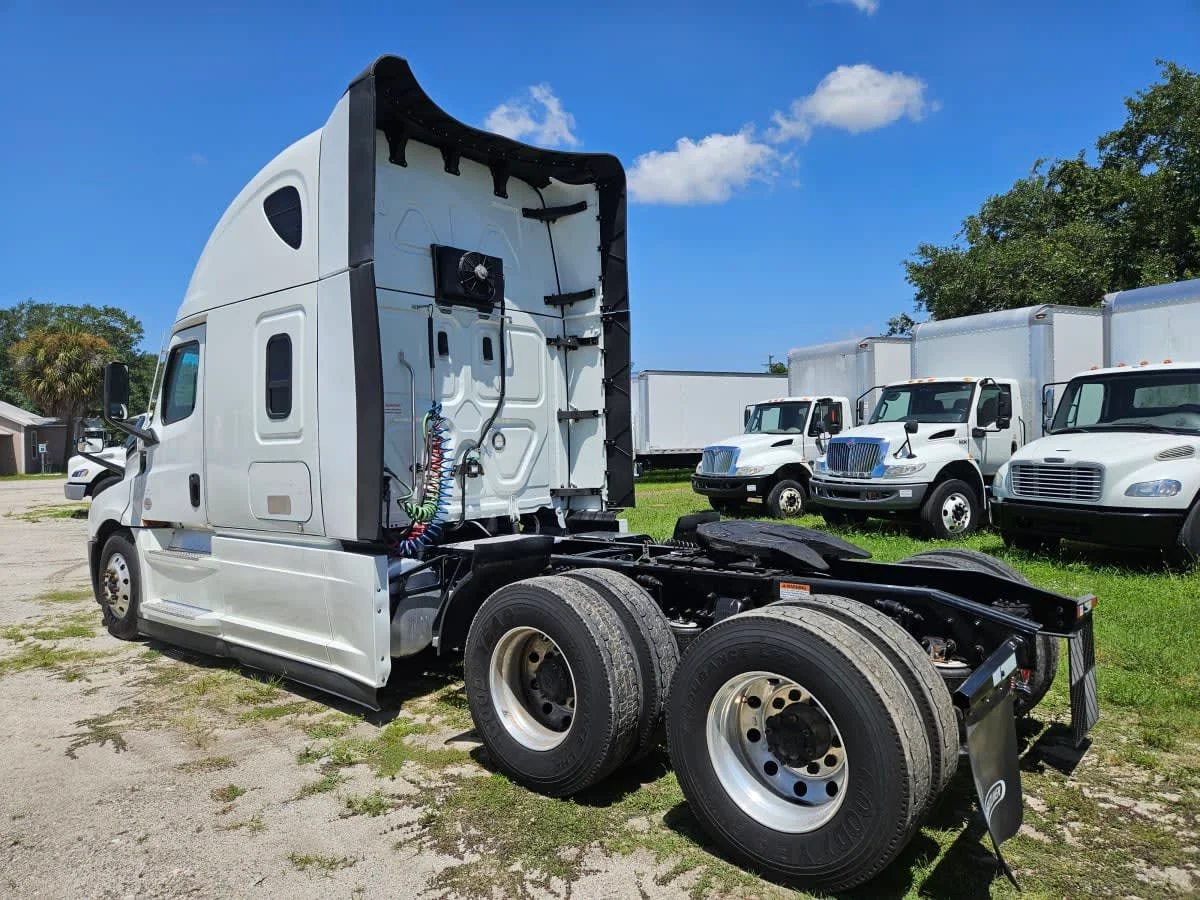 2022 Freightliner Cascadia in Orlando, FL — photo 6