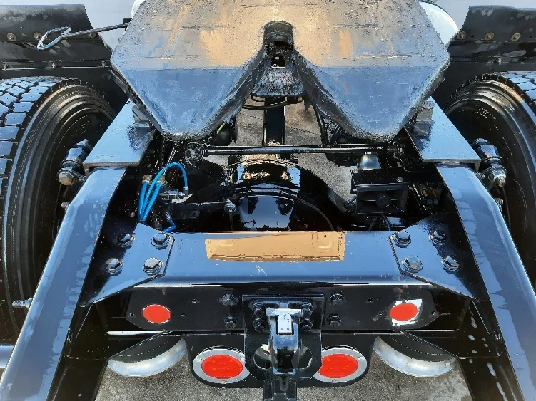 2017 Freightliner Cascadia - image 6